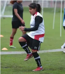  ??  ?? Natalia Mauleón y Gaby González en plena preparació­n