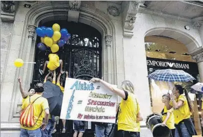  ?? ÀLEX GARCIA ?? Vecinos de la Barcelonet­a manifestán­dose el viernes en contra de la plataforma Airbnb