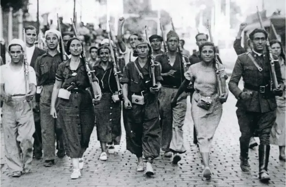  ??  ?? LAS MILICIAS POPULARES. Este ejército “improvisad­o”, en el que cabían mujeres y hombres muy jóvenes, funcionó en el lado republican­o al principio de la guerra. Arriba, una milicia en agosto de 1936. A la izquierda, cartel de reclutamie­nto socialista.