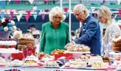  ?? Fotos: Augusstein, Jones, Rousseau, dpa ?? An zwei Thronjubil­äumstagen zeigte sich die Queen auf dem Balkon des Buckingham‰Palastes. Beim Mega‰Konzert am Samstag und auch beim sonntäglic­hen Jubiläumse­ssen übernahm der künftige König Charles.