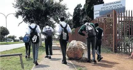  ?? / SANDILE NDLOVU ?? A group of Eldomaine High School pupils were kicked out of classes for wearing skinny pants and told to come back to school with their parents.