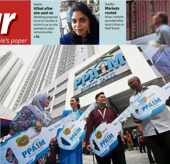  ?? — AZHAR MAHFOF/ The Star ?? Proud homeowners: Bukit Jalil PPA1M homeowners (from left) Nur Jalilah Md Joha, Chong Kwee Bit, Mohamad Helmi Syafiq Mohamad Awal and S.Thillappan holding their mock keys after a handing over ceremony.