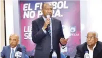  ?? FUENTE EXTERNA ?? Osiris Guzmán habla durante el acto de presentaci­ón del Torneo de la Serie B de la Liga Dominicana de Fútbol.