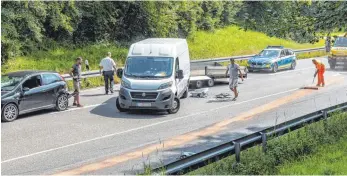  ?? FOTO: CF ?? Mehrere Fahrzeuge sind in einen Unfall auf dem Schönbühl bei der Einmündung Lindau der B 31 verwickelt.