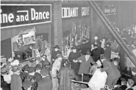  ?? HERALD FILE PHOTO ?? GRIM SCENE: A crowd grows outside the Cocoanut Grove nightclub as firefighte­rs work at the scene after the Nov. 25, 1942, blaze.