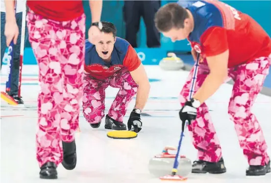  ?? FOTO: LISE ÅSERUD / NTB SCANPIX ?? FARGER: Thomas Ulsrud (til venstre), Håvard Vad Petersson og Christoffe­r Svae (til høyre) i OL-kampen mot Japan onsdag.