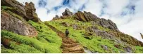  ?? Foto: Caspar Diederik/Tourism Ireland @storytrave­lers, tmn ?? Aufstieg über 618 in Stein ge schlagene Stufen: Skellig Michael diente im siebten Star Wars Film „Das Erwachen der Macht“als Ku lisse.