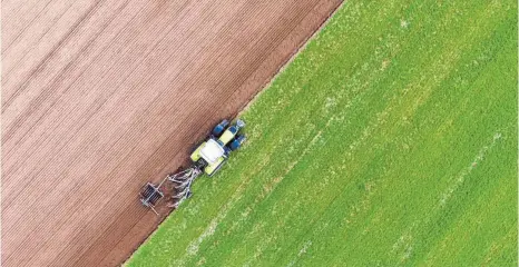  ?? FOTO: DPA ?? Nach den wirtschaft­lichen Krisenjahr­en ging es 2016/17 für viele Landwirte wieder aufwärts – trotz Frühlingsf­rösten und einer verregnete­n Ernte in Teilen der Republik.