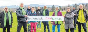  ?? FOTO: GRÜNE ?? Mitglieder von Ortsverban­d und Gemeindera­tsfraktion der Isnyer Grünen bei einem Ortstermin an der Krumbachse­nke.