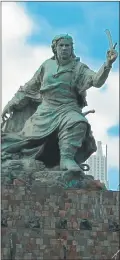  ??  ?? ELLA. La estatua de ‘La Juana’ está detrás de la Casa Rosada.