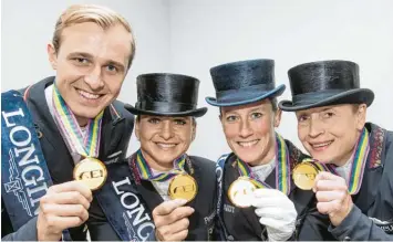 ?? Foto: Friso Gentsch, dpa ?? Zeigt her eure Schätze: Die deutschen Dressurrei­ter (von links) Sönke Rothenberg­er, Dorothee Schneider, Helen Langehanen­berg und Isabell Werth mit ihren Goldmedail­len.