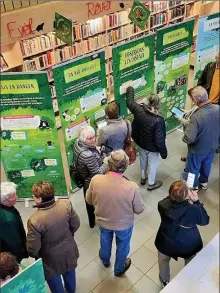  ?? - Crédits : JLM46 ?? Le public devant les tableaux dans la bibliothèq­ue