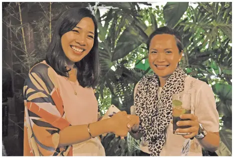  ??  ?? Chamee Pecson of misslitrat­isa.com (right) won the #MPDSafariN­ights social media contest during the launch of the Safari Nights at Eagles Bar on May 27, 2018. Jeline Mariz P. Gison, Marco Polo Hotel Davao Communicat­ions Officer, awards to Pecson an...