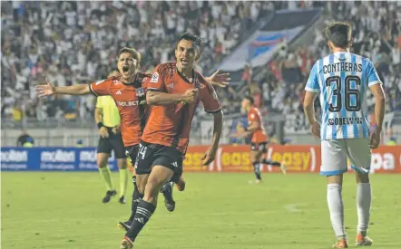  ?? / AGENCIAUNO ?? Figura. Vicente Pizarro celebra el tanto que sentencia la final. El juvenil fue clave en el triunfo.