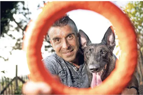  ?? RP-FOTO: RALPH MATZERATH ?? Knut Fuchs fährt mit seinem Hund Nex nach Italien zur Gebrauchsh­unde-Meistersch­aft und soll den Weltmeiste­rtitel holen .
