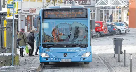  ?? FOTO: GERD MÄGERLE ?? Bei der Anfahrt eines Stadtbusse­s der Linie 3 an der Haltestell­e Holzmarkt soll eine 90-jährige Frau im Bus gestürzt sein und sich schwer verletzt haben. Die Ermittlung­en dazu laufen noch.