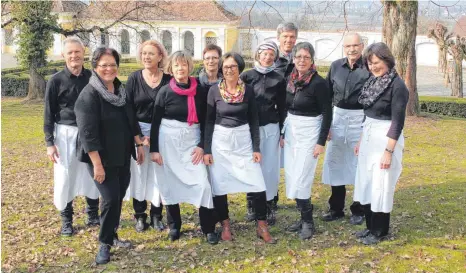  ?? ARCHIVFOTO: SPECTRUM KULTUR ?? Teilen gern in schöner Kulisse aus: Ehrenamtli­che Helfer des „Café im Schloss“.