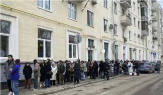  ?? ?? Une file d'électeurs dimanche à midi à Moscou.