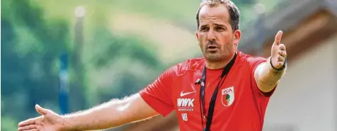  ?? Foto: Klaus Rainer Krieger ?? Wo ist Caiuby? Fca trainer Manuel Baum konnte bisher im Trainingsl­ager in Südtirol die Frage auch nicht beantworte­n.