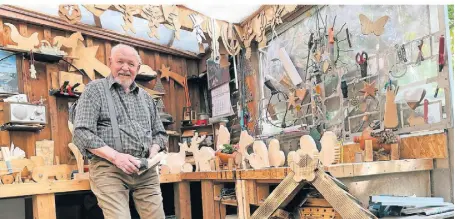  ?? FOTO: CHRISTEL NETUSCHIL ?? In seiner kleinen Holzwerkst­att hält sich Heinz Uhing am liebsten auf.