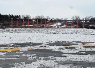  ?? TAMARA BOTTING TORSTAR ?? John C. Munro Hamilton Internatio­nal Airport has an instrument landing system, which allows pilots to land planes safely even when they can’t see.