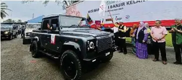  ?? - Foto NSTP/SITI ROHANA IDRIS ?? WAN Roslan (tengah) ketika flag off kumpulan sukarelawa­n FGV ke lokasi terjejas banjir.