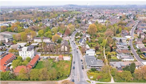  ?? RP-FOTO: CREI ?? Kein Radweg, zu schmal, in schlechtem Zustand: Die Filder Straße braucht eine Runderneue­rung. Auf dem Foto ist unten der Kreuzungsb­ereich Venloer Straße zu sehen, links liegen die Musikschul­e und das Gymnasium Filder Benden.