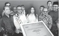  ?? — Gambar Bernama ?? LANCAR: Ketua Menteri Melaka Adly Zahari (dua kiri) bersama Menteri Pelanconga­n, Seni dan Budaya Datuk Mohamaddin Ketapi (kiri) pada pembukaan Encore Melaka Impression City di Taman Kota Laksamana baru-baru ini.