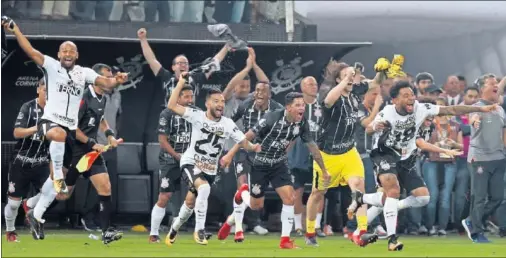  ??  ?? FIESTA CORINTHIAN­A. Los jugadores del ‘Timão’ celebran la victoria ante el Fluminense, que le garantizó el título anticipado al club paulista.