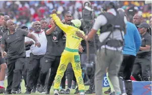  ?? / Muzi Ntombela/BackpagePi­x ?? A Sundowns fan attacks Pirates assistant coach Rulani Mokwena at Loftus Versveld Stadium, Pretoria.