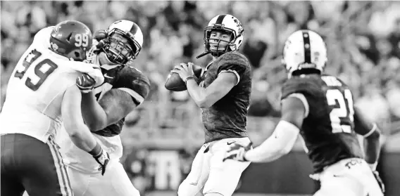  ?? LM OTERO, AP ?? TCU quarterbac­k Kenny Hill, center, threw for 439 yards and two touchdowns against South Dakota State in the 59-41 win.
