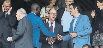  ?? FOTO: MANEL MONTILLA ?? Eric Abidal y Jordi Cardoner saludan al alcalde de Donostia, Eneko Goia