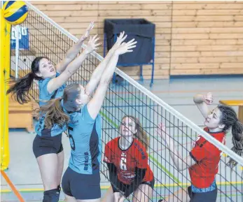  ?? FOTO: ROLF SCHULTES ?? Die TG Bad Waldsee (links Laura Weber und Sybille Bosch) haben das Derby gegen den SV Horgenzell knapp gewonnen.