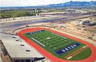  ??  ?? Por su amplia capacidad y estacionam­iento, el estadio de Bowie HS fue uno de los selecciona­dos