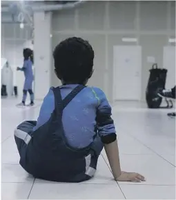  ?? ILLUSTRASJ­ONSFOTO: NTB SCANPIX ?? PÅ VENT: En gutt leker på gulvet på et ankomstsen­teret for asylsø
kere.