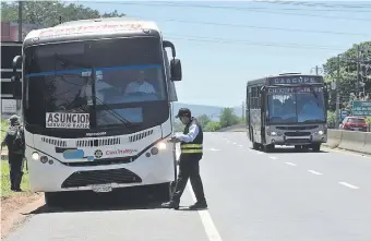  ??  ?? Dinatrán dispuso la suspensión temporal de los servicios de transporte público de pasajeros de corta, media y larga distancia, desde el 5 hasta el 12 de abril. Habrá controles en las rutas.