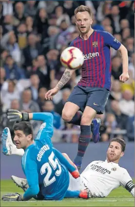 ??  ?? La imagen del gol de Rakitic la pasada temporada en el Bernabéu.