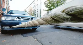  ?? Foto: dpa/ TÜV Süd ?? Ab an den Haken: Wer andere Fahrzeuge abschleppe­n will, sollte einiges beachten. So darf etwa das Abschlepps­eil nur an speziell dafür vorgesehen­en Ösen befestigt werden. Noch besser funktionie­rt laut Experten eine Abschlepps­tange.