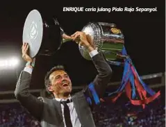  ??  ?? ENRIQUE ceria julang Piala Raja Sepanyol.