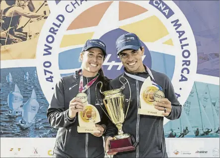  ?? FOTO: B. BIBILONI ?? Ya tienen el oro mundial Xammar y Brugman, sonrientes ayer en el podio, habían sido subcampeon­es en las dos últimas ediciones