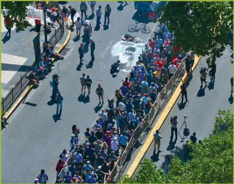  ?? PABLO CUARTEROLO ?? PEREGRINAC­IÓN. Miles de personas esperaron más de cuatro horas para pasar unos segundos frente al ataud.