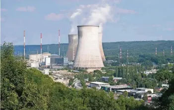  ?? FOTOS: DPA ?? Keine 70 Kilometer liegen zwischen Aachen und dem wegen Sicherheit­sbedenken umstritten­en Kernkraftw­erk Tihange in Belgien.