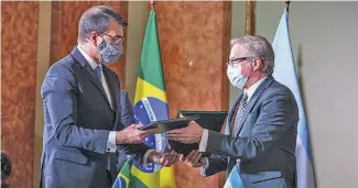  ?? TELAM ?? Foreign Minister Felipe Solá (right) meets Brazilian officials in Rio de Janiero on Monday.