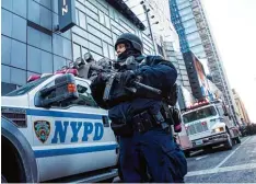  ?? Foto: Drew Angerer, afp ?? Die New Yorker Polizei riegelt nach dem Anschlagsv­ersuch den Busbahnhof Port Authority im Stadtteil Manhattan ab.