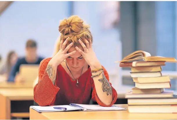  ?? FOTO: MARKUS HIBBELER/DPA ?? Viele Studierend­e haben einmal eine Uni-Phase, in der es nicht vorangeht.