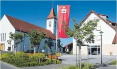  ?? FOTO: BETTINA MUSCH ?? Auf dem umgestalte­ten Dorfplatz soll das Café auf der Terrasse mit den Stufen auch eine Außenbewir­tung haben.