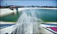  ?? XUE YUBIN / XINHUA ?? Above right: Water from Fujian province flows into Tienpu Reservoir in Kinmen.