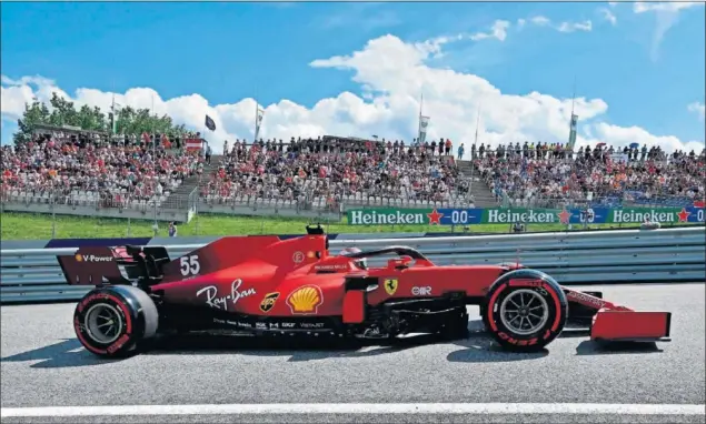  ??  ?? El madrileño Carlos Sainz pilota el Ferrari SF21 durante la sesión de clasificac­ión del GP de Austria, disputada el pasado sábado en el circuito de Spielberg.