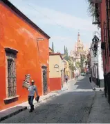  ?? CLAUDIA DAUT/REUTERS ?? Contrastes. Calmaria em San Miguel de Allende (acima) e o burburinho jovial de Guanajuato