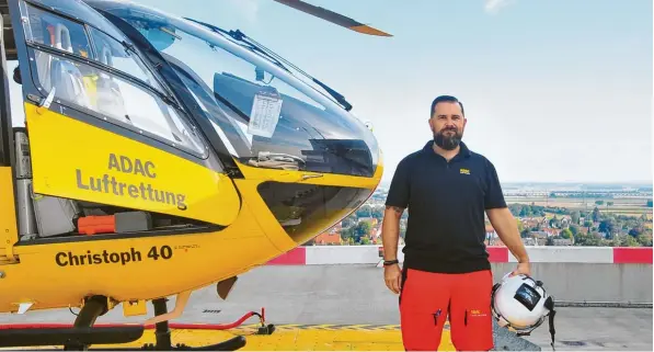  ?? Foto: Bernd Hohlen ?? Schon beim Start befindet sich Hubschraub­erpilot Reiner Langer auf 57 Metern Höhe. Im Flug hat er einen besonderen Blick auf die Stadt.